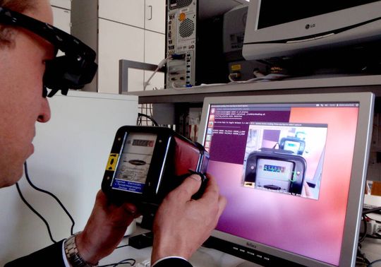 Mit der Datenbrille den Verbrauch im Blick behalten: Prof. Rigo Herold demonstriert das Ablesen der Zählerstände mit einer Datenbrille.