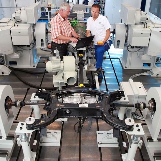 Dynamischer Antriebsstrangprüfstand Pkw in Zentrale Forschung & Entwicklung.