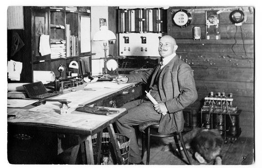 Der Elektro-Ingenieur Carl Frizlen (1879-1968) gründete sein Unternehmen 1914 in Ludwigsburg. Der Elektro-Ingenieur Carl Frizlen (1879-1968) gründete sein Unternehmen 1914 in Ludwigsburg.