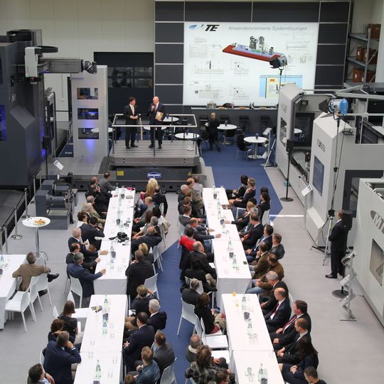 Feierliche Eröffnung des neuen Kunden- und Servicezentrums. Feierliche Eröffnung des neuen Kunden- und Servicezentrums.