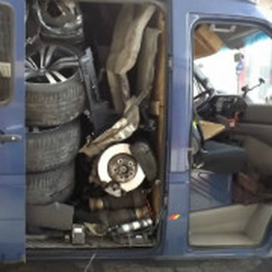 An der ungarischen Grenze gestoppt: rumänischer Transporter mit einem zerlegten BMW X6. An der ungarischen Grenze gestoppt: rumänischer Transporter mit einem zerlegten BMW X6.