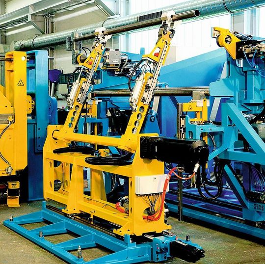 Bild 1: Die CNC 100 E TB MR VA ist mit einer Ladeeinheit zur Maschinenbeschickung, einem Messsystem sowie mit einem Roboter ausgestattet, der alle Beschickungs- und Transportaufgaben übernimmt. Bild 1: Die CNC 100 E TB MR VA ist mit einer Ladeeinheit zur Maschinenbeschickung, einem Messsystem sowie mit einem Roboter ausgestattet, der alle Beschickungs- und Transportaufgaben übernimmt.