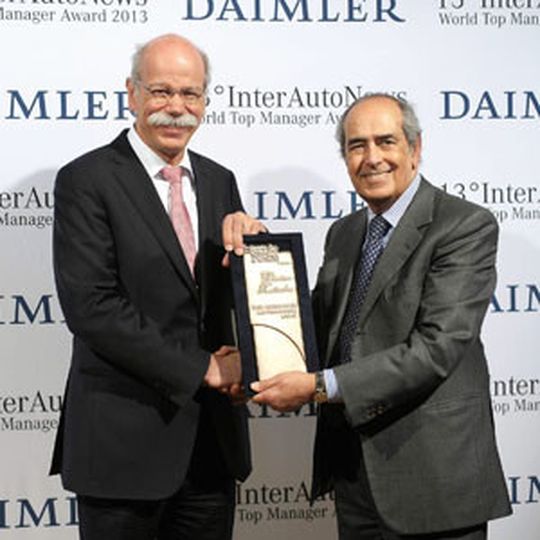 „World Top Manager 2013“: Tommaso Tommasi, Vorsitzender der Jury und Direktor der Fachzeitschrift „InterAutoNews“, überreichte den Preis am Donnerstag im Teatro Grande in Brescia an Daimler-Chef Dieter Zetsche. „World Top Manager 2013“: Tommaso Tommasi, Vorsitzender der Jury und Direktor der Fachzeitschrift „InterAutoNews“, überreichte den Preis am Donnerstag im Teatro Grande in Brescia an Daimler-Chef Dieter Zetsche.