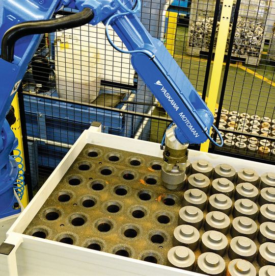 Bild 1: Der Roboter HP20D übernimmt einen Rohling aus der Palette und übergibt ihn an das Drehzentrum. Bild 1: Der Roboter HP20D übernimmt einen Rohling aus der Palette und übergibt ihn an das Drehzentrum.