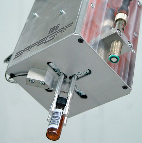 Bild 1: Kraftsensitiver Vier-Finger-Zentrischgreifer mit variabler Sensorausstattung. Bild 1: Kraftsensitiver Vier-Finger-Zentrischgreifer mit variabler Sensorausstattung.