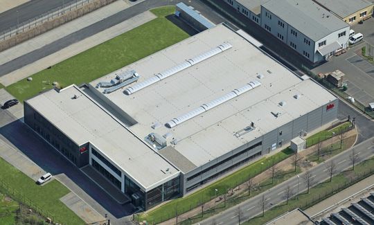 Moderner, grösser und mit deutlich erweiterten Möglichkeiten: Der neue Unternehmenssitz der Baumer hhs in Krefeld. Moderner, grösser und mit deutlich erweiterten Möglichkeiten: Der neue Unternehmenssitz der Baumer hhs in Krefeld.