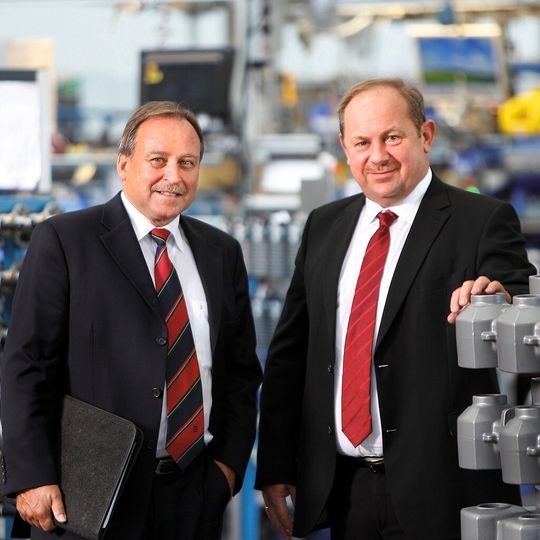 „Die Kundenwünsche werden immer individueller“, wissen die beiden Auma-Geschäftsführer Matthias Dinse (links) und Henrik Newerla (rechts). Auma ist mit 10 hoch 11 Produktvarianten bestens dafür gerüstet: „Nirgends finden Sie eine so hohe Variantenvielfalt“, sind die beiden Chefs überzeugt.