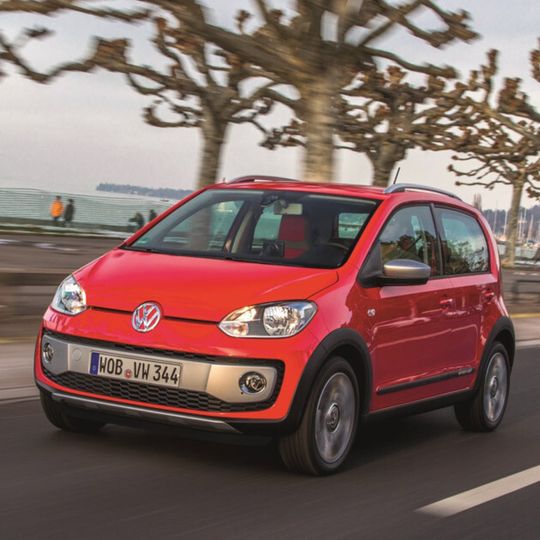 Der VW Cross Up hat 1,5 Zentimeter mehr Bodenfreiheit als die reguläre Variante. Der VW Cross Up hat 1,5 Zentimeter mehr Bodenfreiheit als die reguläre Variante.