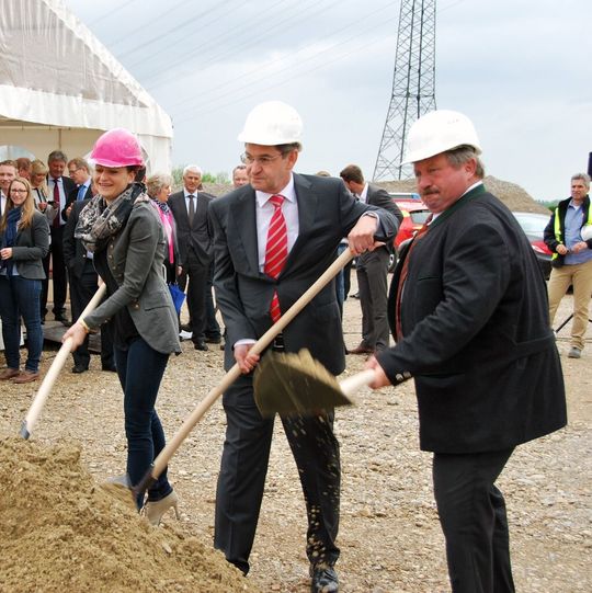 Der erste Spatenstich zum neuen Logistikzentrum. Der erste Spatenstich zum neuen Logistikzentrum.