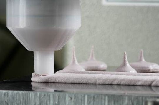 Leitfaden bietet Informationen über das Auftragen von wärmeleitfähigen Gelen, vor Ort aushärtender Vergussmassen und Wärmeleitpasten Leitfaden bietet Informationen über das Auftragen von wärmeleitfähigen Gelen, vor Ort aushärtender Vergussmassen und Wärmeleitpasten