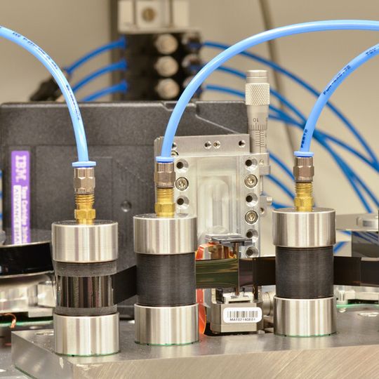 Blick ins IBM-Forschungslabor. Mit einer Speicherdichte von rund 13,3 Gigabit pro Quadratzentimeter könnte ein aktuelles LTO-6-Tape unkomprimiert 154 Terabyte an Daten fassen. Blick ins IBM-Forschungslabor. Mit einer Speicherdichte von rund 13,3 Gigabit pro Quadratzentimeter könnte ein aktuelles LTO-6-Tape unkomprimiert 154 Terabyte an Daten fassen.