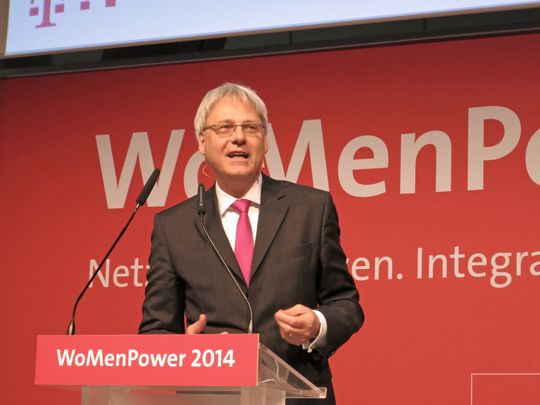 Dr. Thomas Kremer, Vorstandsmitglied der Deutschen Telekom AG:„Vielfalt ist ein Erfolgsfaktor! Deswegen haben wir das unternehmerische Ziel bis 2015 unsere Führungspositionen mit mindestens 30% Frauen besetzt zu haben.“ Dr. Thomas Kremer, Vorstandsmitglied der Deutschen Telekom AG:„Vielfalt ist ein Erfolgsfaktor! Deswegen haben wir das unternehmerische Ziel bis 2015 unsere Führungspositionen mit mindestens 30% Frauen besetzt zu haben.“