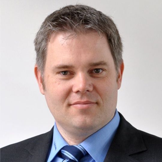 Dr. Wolfgang Langhoff studierte Luft- und Raumfahrttechnik an der Universität Stuttgart. Im Anschluss promovierte er am Fraunhofer Institut für Produktionstechnik und Automatisierung (IPA) in Kooperation mit dem Institut für Industrielle Fertigung und Fabrikbetrieb (IFF) der Universität Stuttgart. Von 2004 bis 2011 war Langhoff bei der Amphenol Tuchel Electronics GmbH im Bereich Automotive tätig. Seit 2011 ist er bei der Leoni Bordnetz-Systeme GmbH in Kitzingen beschäftigt, derzeit als Vice President R&D Global. Dr. Wolfgang Langhoff studierte Luft- und Raumfahrttechnik an der Universität Stuttgart. Im Anschluss promovierte er am Fraunhofer Institut für Produktionstechnik und Automatisierung (IPA) in Kooperation mit dem Institut für Industrielle Fertigung und Fabrikbetrieb (IFF) der Universität Stuttgart. Von 2004 bis 2011 war Langhoff bei der Amphenol Tuchel Electronics GmbH im Bereich Automotive tätig. Seit 2011 ist er bei der Leoni Bordnetz-Systeme GmbH in Kitzingen beschäftigt, derzeit als Vice President R&D Global.