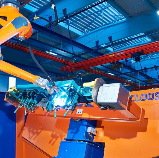 Die kompakten Roboterschweißanlagen benötigen wenig Platz und lassen sich einfach in jede Fertigungsstraße integrieren. Die kompakten Roboterschweißanlagen benötigen wenig Platz und lassen sich einfach in jede Fertigungsstraße integrieren.