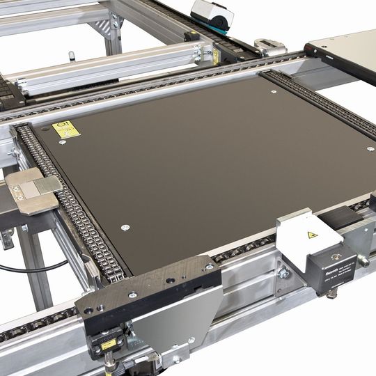 Energieeffiziente Motoren sorgen im Rexroth-Transfersystem TS 2 plus für eineumweltgerechtere Produktion. Darüber hinaus steigern neue Baueinheiten die Flexibilität. Energieeffiziente Motoren sorgen im Rexroth-Transfersystem TS 2 plus für eineumweltgerechtere Produktion. Darüber hinaus steigern neue Baueinheiten die Flexibilität.