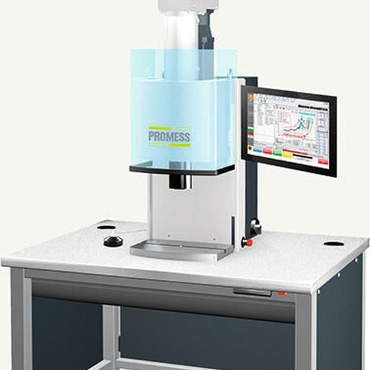 Der Handarbeitsplatz UFM-C-Compact, versenkt in einem elektrisch höhenverstellbarem Arbeitstisch.