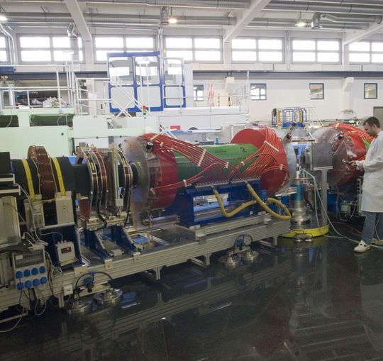 Das Instrument, mit dem die Jülicher Forscher die Bewegungen der Proteine vermessen haben, trägt einen langen Namen: Jülicher Neutronenspinechospektrometer. Dank der besonderen Eigenschaften von Neutronen erkennt es Bewegungen in einer Größenordnung von Nanometern pro Nanosekunde – langsame Bewegungen in der Welt der Physik. Das Instrument, mit dem die Jülicher Forscher die Bewegungen der Proteine vermessen haben, trägt einen langen Namen: Jülicher Neutronenspinechospektrometer. Dank der besonderen Eigenschaften von Neutronen erkennt es Bewegungen in einer Größenordnung von Nanometern pro Nanosekunde – langsame Bewegungen in der Welt der Physik.