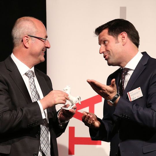 V.l.: Norman Memminger (Geschäftsführer, Toyota Material Handling Deutschland), Olaf Lies (niedersächsischer Minister für Wirtschaft, Arbeit und Verkehr). V.l.: Norman Memminger (Geschäftsführer, Toyota Material Handling Deutschland), Olaf Lies (niedersächsischer Minister für Wirtschaft, Arbeit und Verkehr).