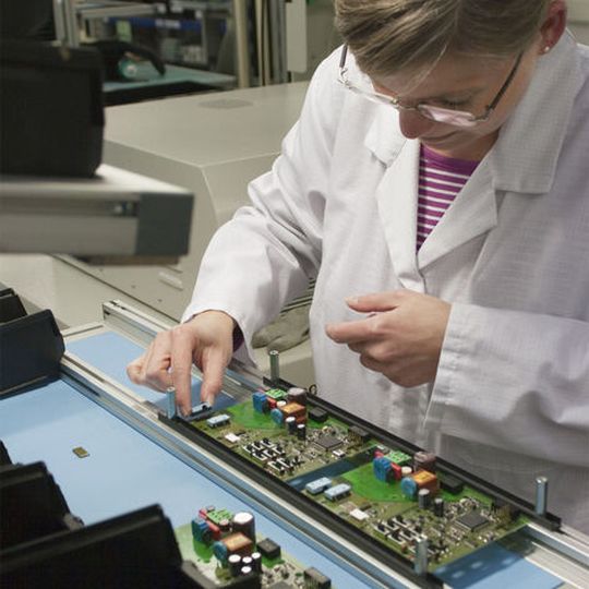 Abbildung 2: Wenn bedrahtete Bauteile mittels Durchsteckmontage auf der Leiterplatte befestigt werden müssen, ist das Selektivlöten von THT-Bauteilen die bessere Alternative zum Löten per Hand. Abbildung 2: Wenn bedrahtete Bauteile mittels Durchsteckmontage auf der Leiterplatte befestigt werden müssen, ist das Selektivlöten von THT-Bauteilen die bessere Alternative zum Löten per Hand.