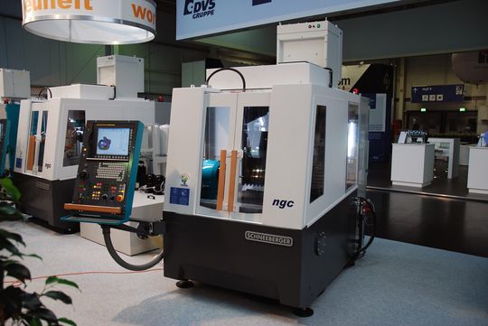Die neue 5-Achsen-Universalschleifmaschine ngc zeigte Schneeberger erstmals auf der Grindtec 2014 in Augsburg. Die neue 5-Achsen-Universalschleifmaschine ngc zeigte Schneeberger erstmals auf der Grindtec 2014 in Augsburg.