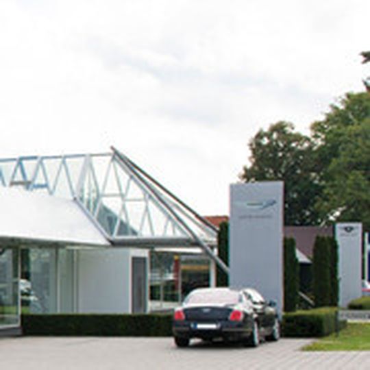1991 baute Heiner Tamsen in Stuhr-Seckenhausen bei Bremen seinen ersten Luxus-Showroom. 1991 baute Heiner Tamsen in Stuhr-Seckenhausen bei Bremen seinen ersten Luxus-Showroom.