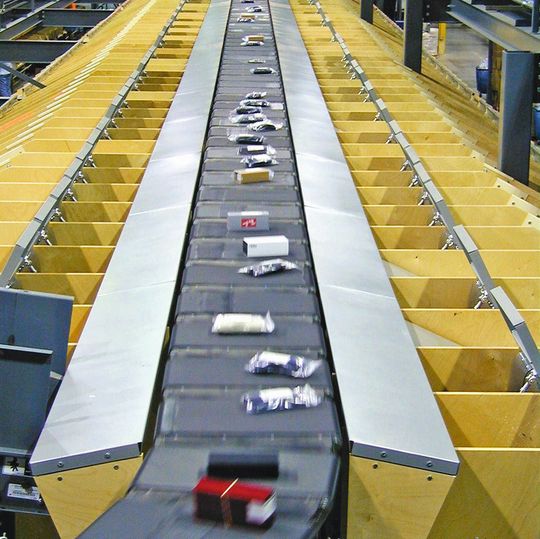Auf der Cemat zeigte Beumer einen Sorter vom Typ BS 7 BT, ausgestattet mit verschiedenen Modulen udn Funktionen. Individuelle Anforderungen sind so leicht realisierbar. Auf der Cemat zeigte Beumer einen Sorter vom Typ BS 7 BT, ausgestattet mit verschiedenen Modulen udn Funktionen. Individuelle Anforderungen sind so leicht realisierbar.