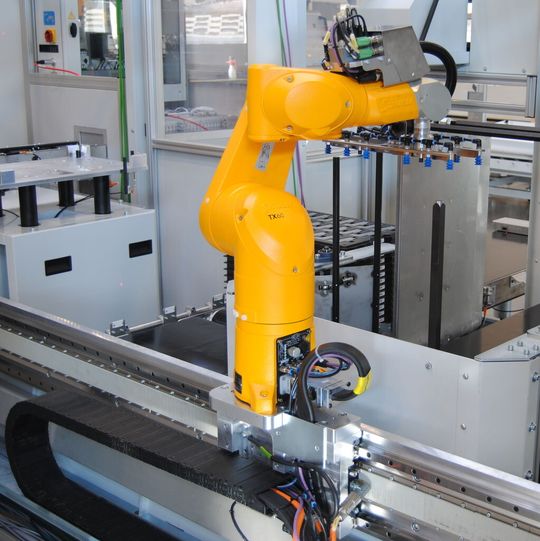 Mit der verallgemeinerten Kinematikbeschreibung über nachladbare Tabellen kann jede beliebige serielle Kinematik mit bis zu elf Dreh- und Schubachsen beschrieben werden. Das deckt zum Beispiel auch Anwendungen mit auf Linearachsen befestigten Robotern ab. Mit der verallgemeinerten Kinematikbeschreibung über nachladbare Tabellen kann jede beliebige serielle Kinematik mit bis zu elf Dreh- und Schubachsen beschrieben werden. Das deckt zum Beispiel auch Anwendungen mit auf Linearachsen befestigten Robotern ab.