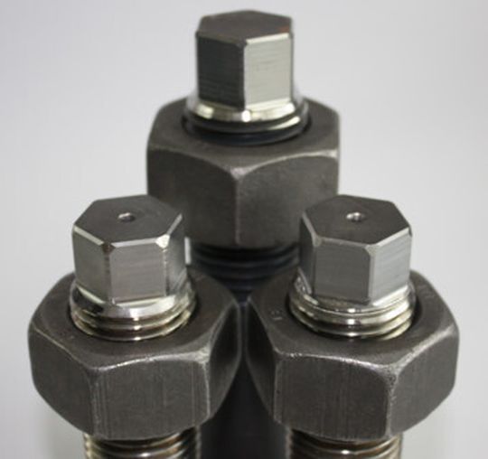 Der neuartige Gewindebolzen der Just-Bolt bringt einen einseitig angearbeiteten Außensechskant beziehungsweise Außenmehrkant als Abstützprofil mit. Der neuartige Gewindebolzen der Just-Bolt bringt einen einseitig angearbeiteten Außensechskant beziehungsweise Außenmehrkant als Abstützprofil mit.