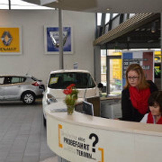 Im Schauraum des Renault-Autohauses Enders finden Kunden schnell einen Ansprechpartner. Im Schauraum des Renault-Autohauses Enders finden Kunden schnell einen Ansprechpartner.