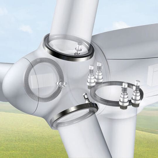 Für die Rotorblatt- und Azimutverstellung liefert Liebherr das gesamte System aus eigener Entwicklung und Fertigung - bestehend aus Großwälzlager, Drehantrieb mit Elektromotor und optional der Steuerung. Für die Rotorblatt- und Azimutverstellung liefert Liebherr das gesamte System aus eigener Entwicklung und Fertigung - bestehend aus Großwälzlager, Drehantrieb mit Elektromotor und optional der Steuerung.