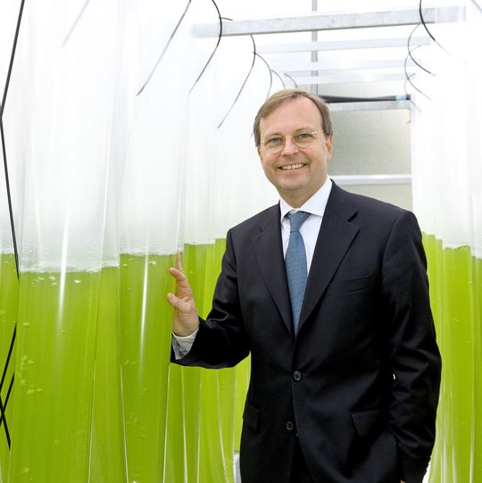 „Mit der Entwicklung von Biokerosin aus Algen machen wir einen wichtigen Schritt 'Weg vom Öl'. ", sagt Thomas Rahel MdB, Parlamentarischer Staatssekretär im BMBF.