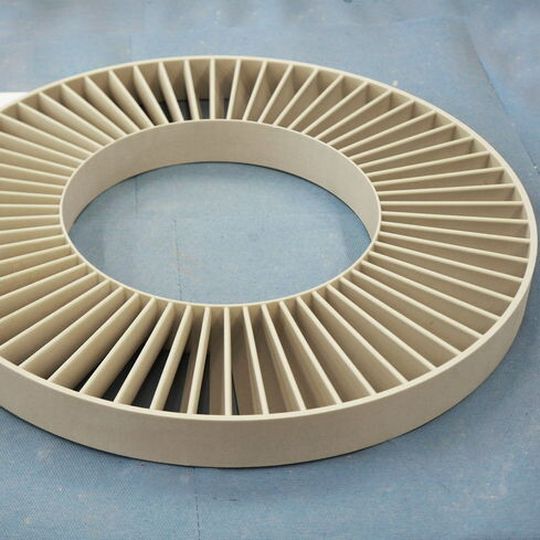 Das 3D-gedruckte Laufrad aus PMMA mit den Maßen 500 mm x 500 mm x 45 mm dient als verlorenes Modell für den Feinguss. Das 3D-gedruckte Laufrad aus PMMA mit den Maßen 500 mm x 500 mm x 45 mm dient als verlorenes Modell für den Feinguss.