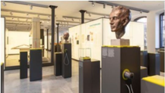 Das Museum erzählt Geschichten von Menschen mit Pioniergeist und zeigt ausgesuchte Exponate zur Entwicklung dieser Technologien von den Anfängen bis zur Gegenwart. Ausgerüstet mit digitalen Lupen kann der Besucher auf einer Fläche von 400 Quadratmetern in die faszinierende Welt der Medizintechnik eintauchen. Das Museum erzählt Geschichten von Menschen mit Pioniergeist und zeigt ausgesuchte Exponate zur Entwicklung dieser Technologien von den Anfängen bis zur Gegenwart. Ausgerüstet mit digitalen Lupen kann der Besucher auf einer Fläche von 400 Quadratmetern in die faszinierende Welt der Medizintechnik eintauchen.