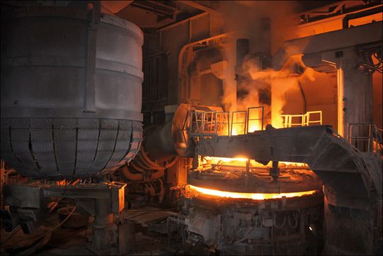 Im Elektrolichtbogenofen schmilzt Swiss Steel hochwertigen Eisenschrott, den Rohstoff für den Swissbain-7MnB8. Im Elektrolichtbogenofen schmilzt Swiss Steel hochwertigen Eisenschrott, den Rohstoff für den Swissbain-7MnB8.
