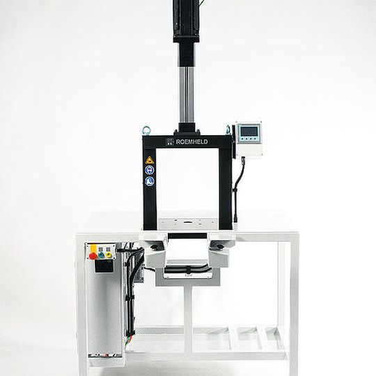 Die Einpressvorrichtung in stabiler Portalbauweise ist aus standardisierten Modulen aufgebaut.