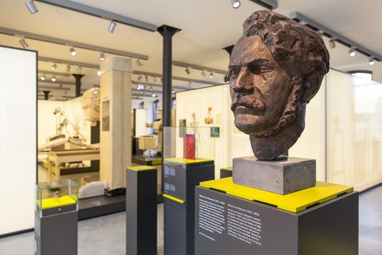 Das Siemens MedMuseum zeichnet die Entwicklung der Medizintechnik nach und erzählt Geschichten von Menschen mit Pioniergeist. Im Bild eine Büste von Werner von Siemens, der im Jahr 1844 erstmals eine seiner Erfindungen medizinisch anwendet. Das Siemens MedMuseum zeichnet die Entwicklung der Medizintechnik nach und erzählt Geschichten von Menschen mit Pioniergeist. Im Bild eine Büste von Werner von Siemens, der im Jahr 1844 erstmals eine seiner Erfindungen medizinisch anwendet.
