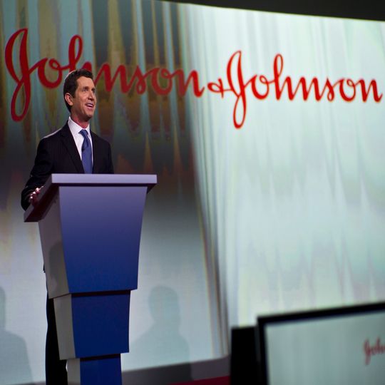 In 2013 ist der amerikanische Pharmazie- und Konsumgüterhersteller Johnson & Johnson mit einem Umsatz von 71,31 Milliarden Dollar an der Spitze der umsatzstärksten Pharmaunternehmen weltweit. Das Bild zeigt den CEO Alex Gorsky beim jährlichen Shareholder-Meeting im vergangenen Jahr. In 2013 ist der amerikanische Pharmazie- und Konsumgüterhersteller Johnson & Johnson mit einem Umsatz von 71,31 Milliarden Dollar an der Spitze der umsatzstärksten Pharmaunternehmen weltweit. Das Bild zeigt den CEO Alex Gorsky beim jährlichen Shareholder-Meeting im vergangenen Jahr.