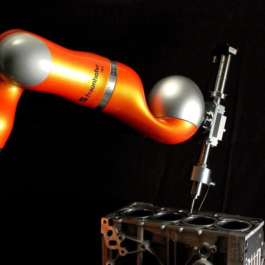 Die Automatisierungslösung für die Gewindelehrung ist viermal schneller als die händische Prüfung. Die Automatisierungslösung für die Gewindelehrung ist viermal schneller als die händische Prüfung.