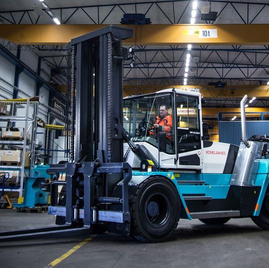 Die neue C-Serie von Konecranes Lifttrucks verfügt neben verbesserten Motoren und Truconnect-Remote-Monitoring-Software über eine komplett neue Fahrerkabine. Die neue C-Serie von Konecranes Lifttrucks verfügt neben verbesserten Motoren und Truconnect-Remote-Monitoring-Software über eine komplett neue Fahrerkabine.