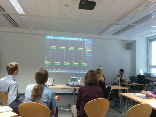 Bei Rohde & Schwarz stand das Embedded Design im Mittelpunkt und wie das Oszilloskop dabei hilft, Fehler schnell und einfach zu finden. Bei Rohde & Schwarz stand das Embedded Design im Mittelpunkt und wie das Oszilloskop dabei hilft, Fehler schnell und einfach zu finden.