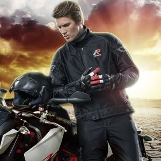 Die AiRrider-Jacke verspricht den „T-Shirt Effekt“. Die AiRrider-Jacke verspricht den „T-Shirt Effekt“.
