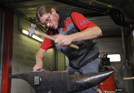 Les métiers manuels reprennent de l'intérêt en Suisse mais la fillière des apprentissages reste encore trop peu empruntée. Les métiers manuels reprennent de l'intérêt en Suisse mais la fillière des apprentissages reste encore trop peu empruntée.