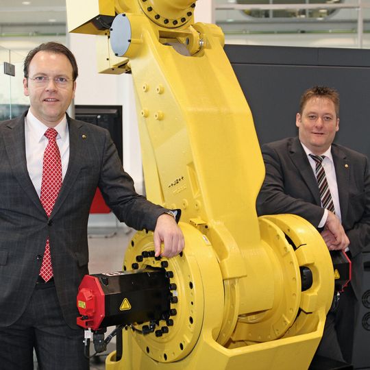 Erwarten vom Zusamenschluss der Fanuc-Divisionen ein deutliches Wachstum: Olaf C. Gehrels, President der Fanuc Europe Corporation S. A. (l.) und Olaf Kramm, Geschäftsführer der Fanuc Deutschland GmbH. Erwarten vom Zusamenschluss der Fanuc-Divisionen ein deutliches Wachstum: Olaf C. Gehrels, President der Fanuc Europe Corporation S. A. (l.) und Olaf Kramm, Geschäftsführer der Fanuc Deutschland GmbH.