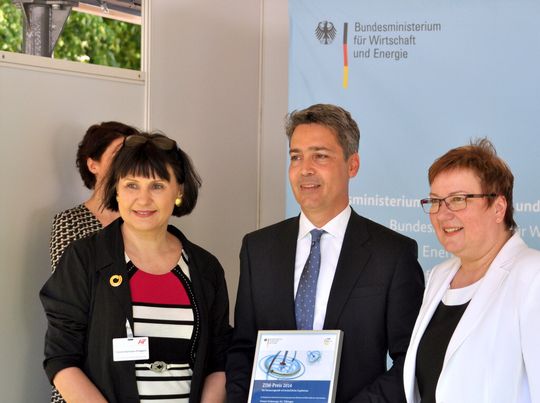 Preisverleihung auf dem Innovationstag Mittelstand am 22. Mai in Berlin: Auf dem Bild zu sehen sind (v.l.n.r.) Yvonne Karmann-Proppert, Präsidentin der Arbeitsgemeinschaft industrieller Forschungsvereinigungen, Ovesco-Vorstandsmitglied Prof. Marc O. Schurr sowie Iris Gleicke, Parlamentarische Staatssekretärin und Mittelstandsbeauftragte der Bundesregierung. Preisverleihung auf dem Innovationstag Mittelstand am 22. Mai in Berlin: Auf dem Bild zu sehen sind (v.l.n.r.) Yvonne Karmann-Proppert, Präsidentin der Arbeitsgemeinschaft industrieller Forschungsvereinigungen, Ovesco-Vorstandsmitglied Prof. Marc O. Schurr sowie Iris Gleicke, Parlamentarische Staatssekretärin und Mittelstandsbeauftragte der Bundesregierung.
