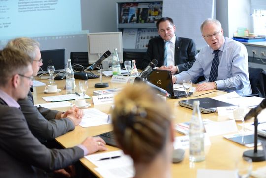 Wieviel Energieeffizienz geht noch? Das war u.a. Diskusionsthema des PROCESS-Roundtables im November letzten Jahres. Das Energy Excellence Forum setzt die Debatte fort und präsentiert die Branchenführer. Wieviel Energieeffizienz geht noch? Das war u.a. Diskusionsthema des PROCESS-Roundtables im November letzten Jahres. Das Energy Excellence Forum setzt die Debatte fort und präsentiert die Branchenführer.
