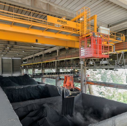The warehouse crane is equipped with a 3.2 m³powered clamshell grab. The warehouse crane is equipped with a 3.2 m³powered clamshell grab.
