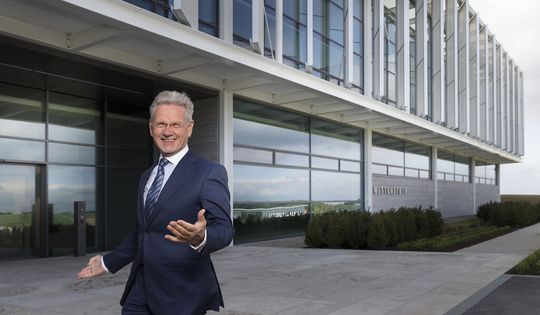 Dr. Manfred Wittenstein, Aufsichtsratsvorsitzender von Wittenstein, vor der offiziell eingeweihten Innovationsfabrik, die für die Industrie 4.0 konzipiert wurde. Dr. Manfred Wittenstein, Aufsichtsratsvorsitzender von Wittenstein, vor der offiziell eingeweihten Innovationsfabrik, die für die Industrie 4.0 konzipiert wurde.