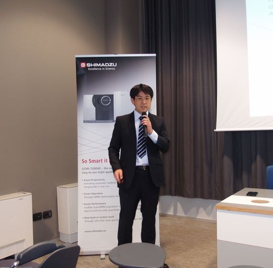 Haruhiko Miyagawa, Produktmanager weltweit für GC-MS bei Shimadzu, beschreibt während der Pressekonferenz in Riva die Vorzüge des neuen GC-MS-Triplequad. Haruhiko Miyagawa, Produktmanager weltweit für GC-MS bei Shimadzu, beschreibt während der Pressekonferenz in Riva die Vorzüge des neuen GC-MS-Triplequad.
