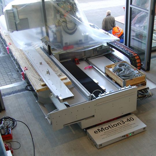 Beim Testtransport wurde ein 40 t schweres Mehrspindel-Bearbeitungszentrum durch die Produktionshalle an den Standort gebracht. Beim Testtransport wurde ein 40 t schweres Mehrspindel-Bearbeitungszentrum durch die Produktionshalle an den Standort gebracht.