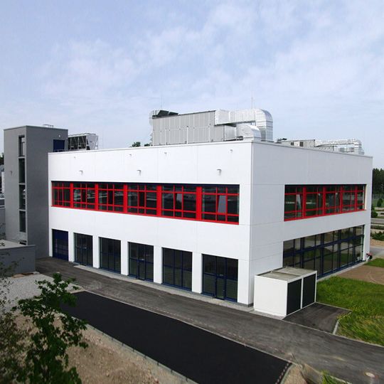 Iwis hat am 2. Juni im Werk Landsberg ein Tritan-Beschichtungszentrum eingeweiht. Das Unternehmen behandelt hier Steuerketten für höhere Verschleiß,- Reibungs- und Dauerfestigkeit. Iwis hat am 2. Juni im Werk Landsberg ein Tritan-Beschichtungszentrum eingeweiht. Das Unternehmen behandelt hier Steuerketten für höhere Verschleiß,- Reibungs- und Dauerfestigkeit.